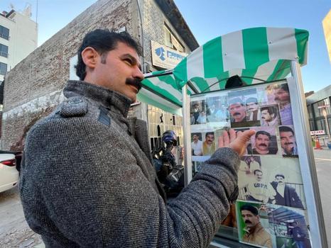 İbrahim Tatlıses'e benzeyen tatlıcı, el arabasını fotoğraflarla donatıp satış yapıyor!