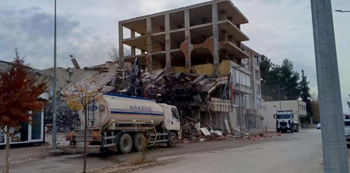 Adıyaman'da hasarlı binalar yıkılıyor