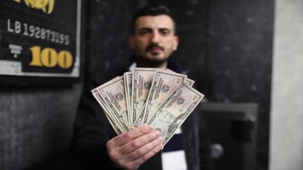 Yazılım hatası pahalıya patladı! Sahte dolarlar dövizcinin elinde kaldı