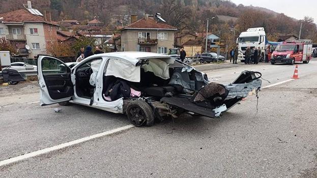 Bilecik'te trafik kazası: Öğretmen anneyle kızı hayatını kaybetti