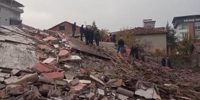 Malatya'da hasarlı binada yıkım sırasında göçük meydana geldi!