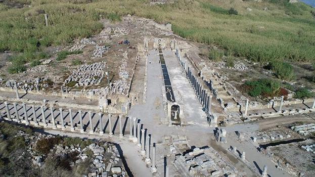 Antalya'da Perge Antik Kenti'nde 1800 yıl sonra çeşmeden su akmaya başladı