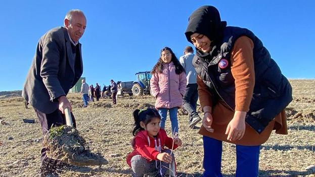 Kars'ta köyde içme suyu sorunu çözüldü, kadınlar hatıra ormanı kurmak için harekete geçti