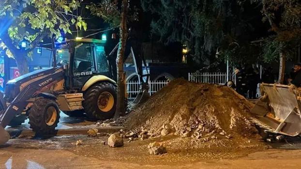 Şehrin göbeğinde kaçak kazı yapınca foyaları meydana çıktı! Belediye personeli kılığı da yetmedi