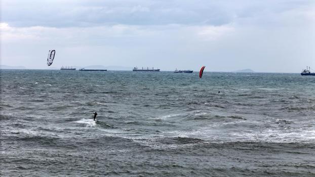 Sörfçüler İstanbul'da etkili olan lodosu fırsata çevirdi