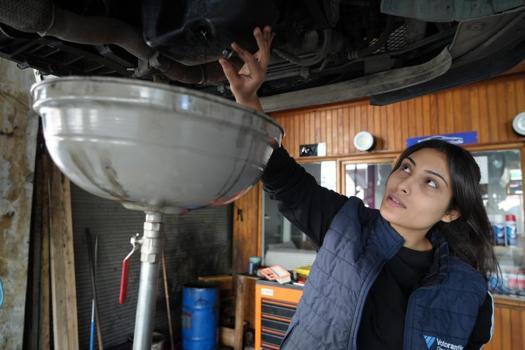 300 kişilik okulda tek kız çırağı olarak sanayide çalışıyor