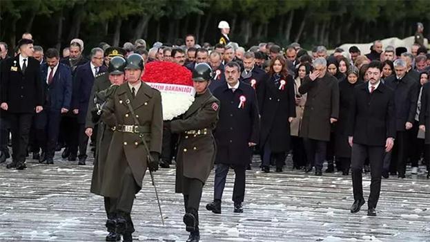 Bakan Tekin 81 illerden gelen öğretmenlerle Anıtkabir'i ziyaret etti