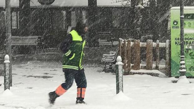 Yoğun kar yağışı nedeniyle Konya'yı bazı illere bağlayan kara yolları