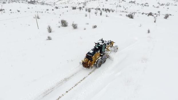 Erzincan'da 37 köy yolu kardan kapandı