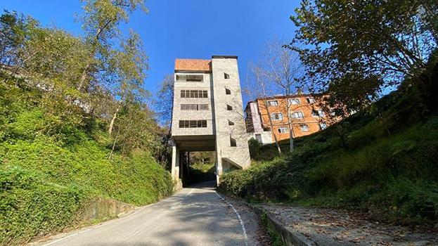 Trabzon'daki bu yolu görenler hayrete düşüyor! Altı yol üstü bina