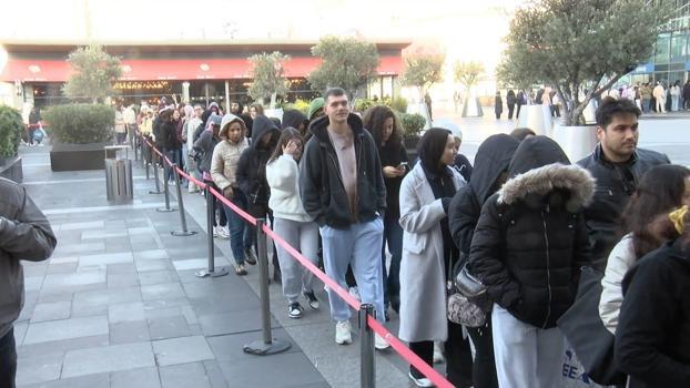 Esenyurt'ta Şahane Cuma indirimlerinden faydalanmak isteyenler metrelerce kuyruk oluşturdu