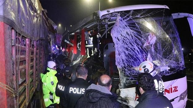 Denizli'de feci kaza! Yolcu otobüsü TIR'a çarptı, ölü ve yaralılar var