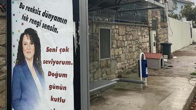 Çanakkale'de bir adam eşinin doğum gününü reklam panolarına astığı afişlerle kutladı