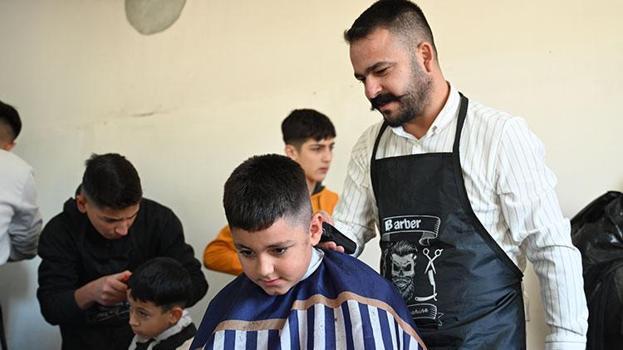 Köy köy gezip çocukları mutlu ediyorlar! Osmaniyeli berberlerden yürek ısıtan hareket