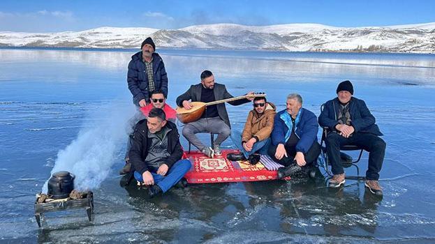 Çıldır Gölü buz tutmaya başladı: Yüzeyi buz tutan gölde renkli görüntüler ortaya çıktı