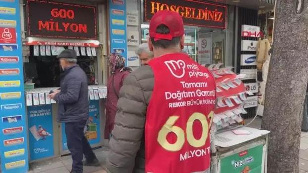 Eskişehir'deki Birsen Abla bayisinde Milli Piyango heyecanı yaşanıyor