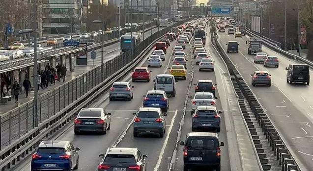 İstanbul'da haftanın ilk iş gününde bazı bölgelerde trafik yoğunluğuİstanbul'da haftanın ilk iş gününde bazı bölgelerde trafik yoğunluğu yaşanıyor.