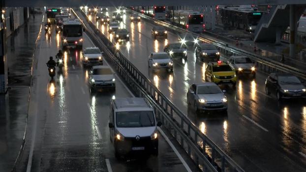 İstanbul'da yağmur trafiği! Yoğunluk yüzde 85'e ulaştı