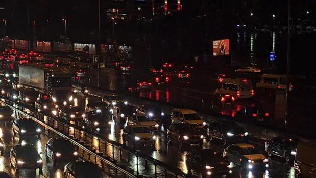 İstanbul'da yağışın da etkisiyle trafik yoğunluğu yaşanıyor