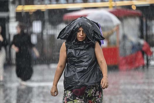 İstanbul’da sağanak yağış vatandaşlara zor anlar yaşattı