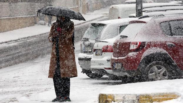 Doğuda kar fırtınası, batıda kuvvetli sağanak yağış! Meteoroloji'den 30 ile uyarı üstüne uyarı geldi!