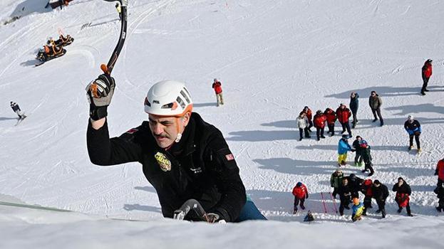 Erzurum Valisi buz duvarına tırmandı, adrenalin tutkunlarını Palandöken'e davet etti