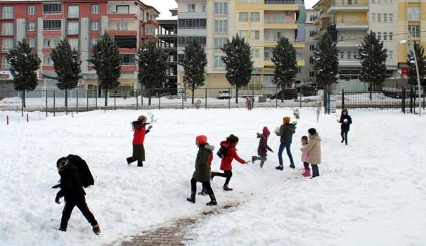 Yoğun kar tatil getirdi! Eğitime 1 gün ara verildi