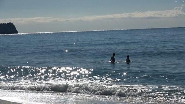 Yıl bitiyor, Antalya'da deniz keyfi bitmiyor! 'Memlekette kış var, biz yazı yaşıyoruz'