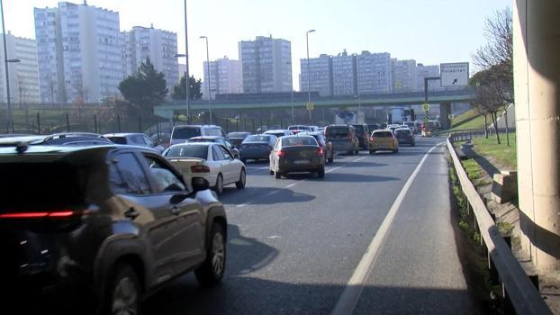 TIR'ın dorsesi üst geçitten geçemedi trafik kilometrelerce uzadı!