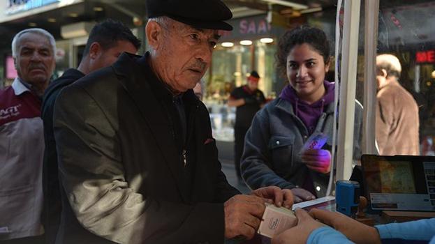 Antalya'da Milli Piyango Yılbaşı biletlerine yoğun ilgi! Metrelerce kuyruk oluştu