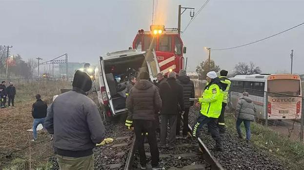 Kırklareli'nde yük treni fabrika servisine çarptı!