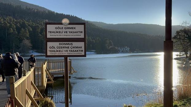 Buz tutan Gölcük Tabiat Parkı'ndan kartpostallık görüntüler ortaya çıktı!