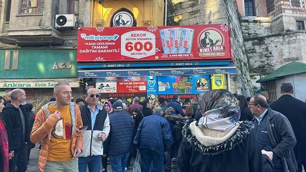 Yılbaşına sayılı günler kala piyango bayilerinde yoğunluk! 600 milyonluk rekor ikramiye için uzun kuyruklar oluştu