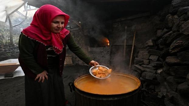 Bir aile pişirip tüm köy yiyor! Fırındayken özel bir sosu var: Yılda bir kez yapılıyor