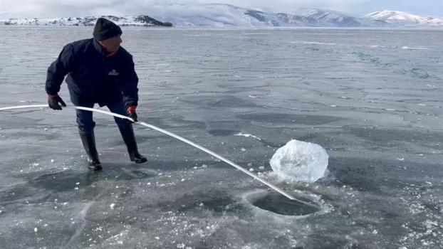 Eskimo usulü balık avı için Çıldır Gölü'ne ilk ağlar atıldı