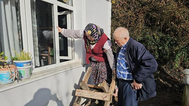 Zonguldak'ta heyelanın kapattığı kapıdan evlerine giremeyen aile pencereden giriyor