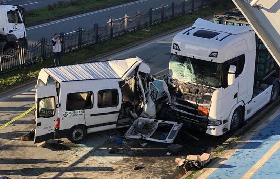 Balıkesir'de öğrenci servisi ve TIR çarpıştı! Çok sayıda yaralı var