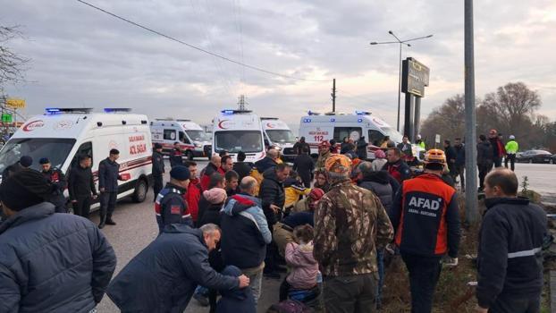 Balıkesir'de öğrenci servisi ve TIR çarpıştı! Çok sayıda yaralı var