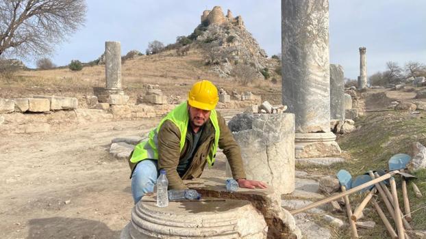 Kastabala Antik Kenti'nde depremde hasar alan sütunlar yeniden ayağa kaldırılıyor