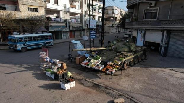 Suriyeli esnaf  Esad'ın tankını manav tezgahı yaptı!