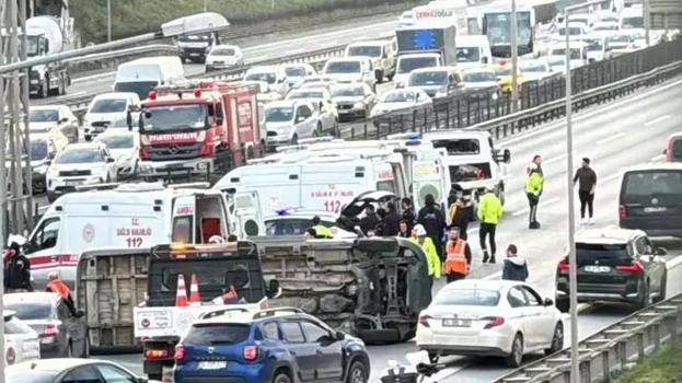 İstanbul'da okul servisi devrildi! Çok sayıda yaralı var