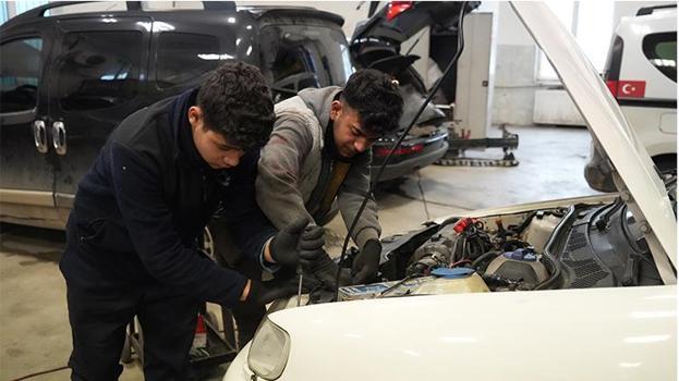 Gaziantep'te lise öğrencileri otomotiv sektörünün hem eğitimini alıyor hem de pratik yaparak tecrübe kazanıyor