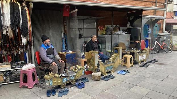 Eskişehir'de ayakkabı boyacıları kapalı alan istiyor! 'Soğuk havada tüple ısınıyoruz'