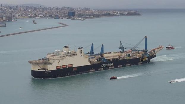 Karadeniz'de bulunan doğalgazın taşınması için boru hattını serecek gemi İstanbul Boğazı'ndan geçti