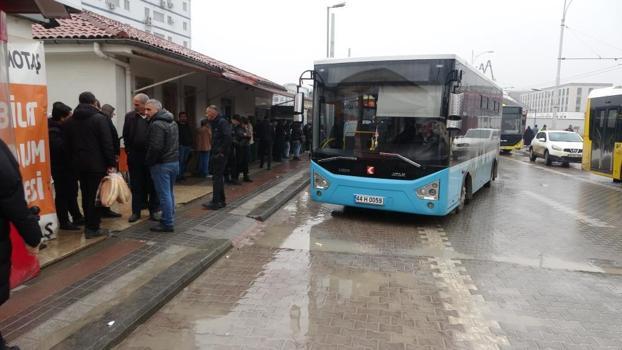 Malatya'da otobüs şoföründen örnek davranış! İçi para dolu cüzdanı sahibine ulaştırdı