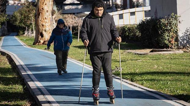 İzmir'de kayak sporcusunun antrenmanı 'düşük bütçeli kış tatili' diye paylaşılmıştı! Olayın arkasında duygulandıran bir hikaye ortaya çıktı