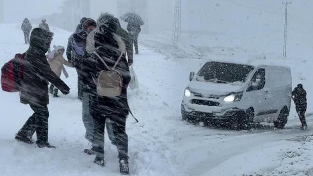 Kar yağışı başladı! Hayat resmen durdu, yollar kapandı, araçlar mahsur kaldı