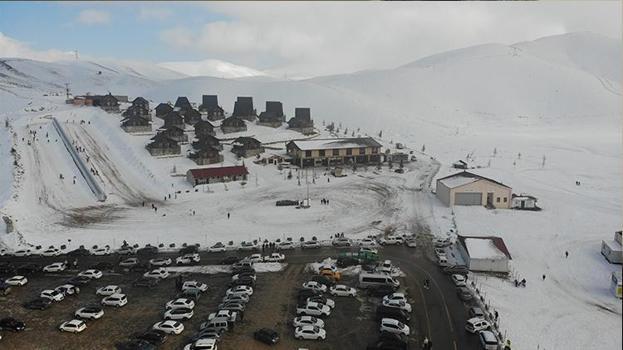 Kahramanmaraş'ta vatandaşlar kaymak için Ahır Dağı'na akın etti