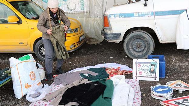 İzmir'de bir kadın ikinci el eşya satarak sokak hayvanlarına mama alıyor