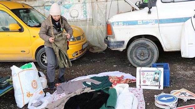 18 yıl önce kızının eve getirdiği yavru kedi hayatını değiştirdi: Sokaktaki canlar için ikinci el eşya satıyor